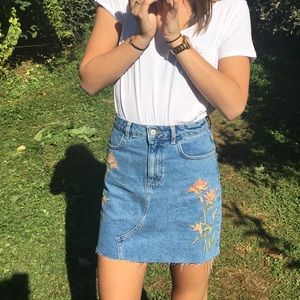 Denim skirt with flowers